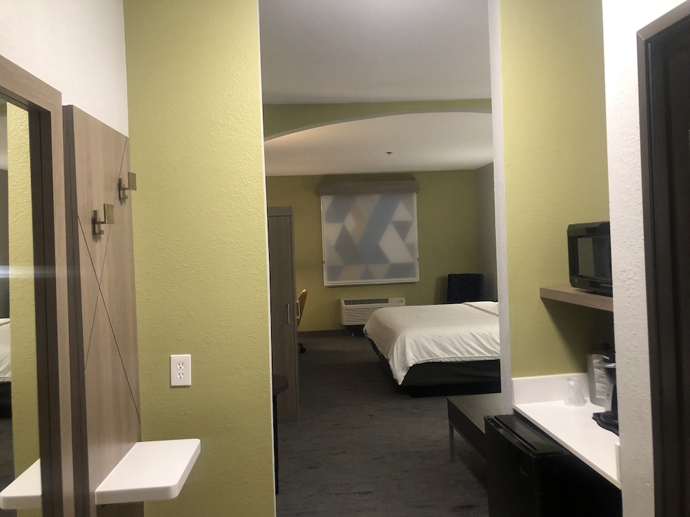 holiday inn express and suites woodward by ihg