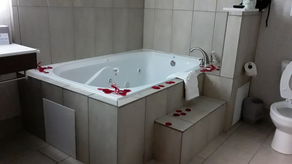 holiday inn express and suites woodward by ihg