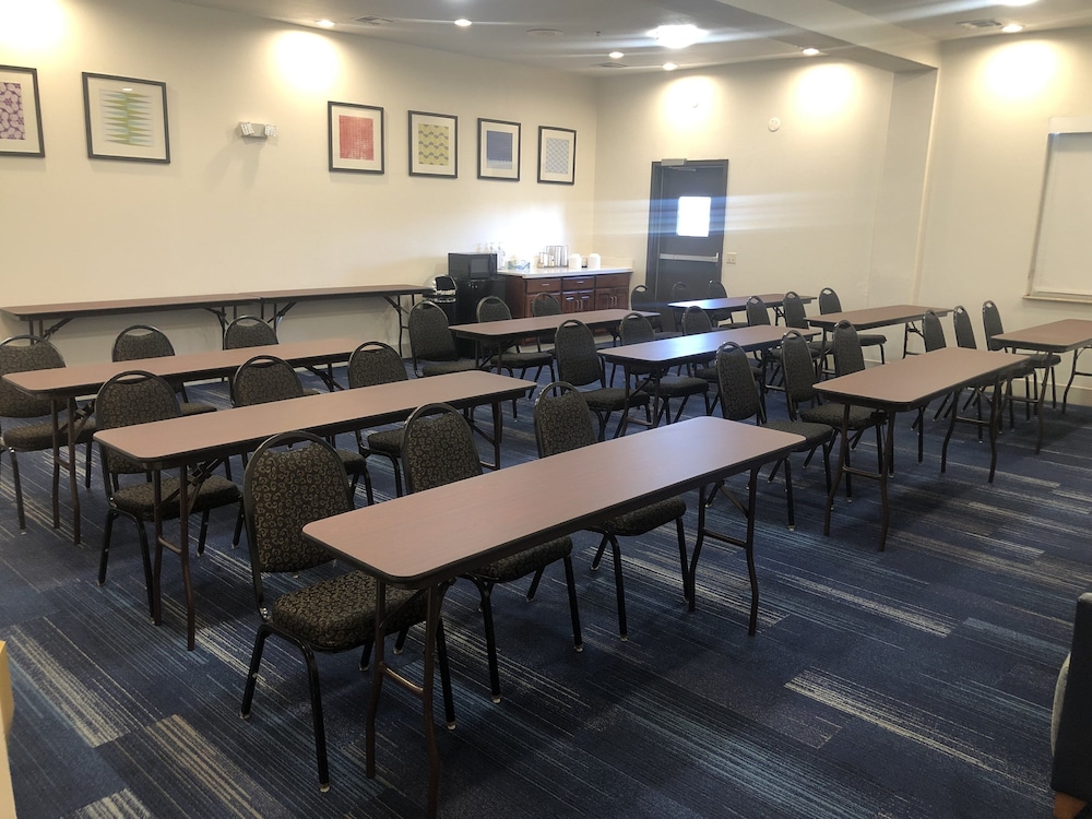 holiday inn express and suites woodward by ihg