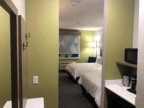 holiday inn express and suites woodward by ihg