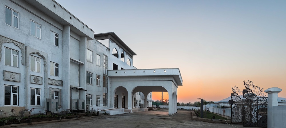 Maharaja Agrasen Palace,Ekvira,3 star