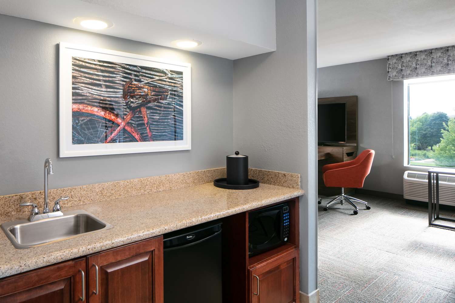 hampton inn and suites west bend