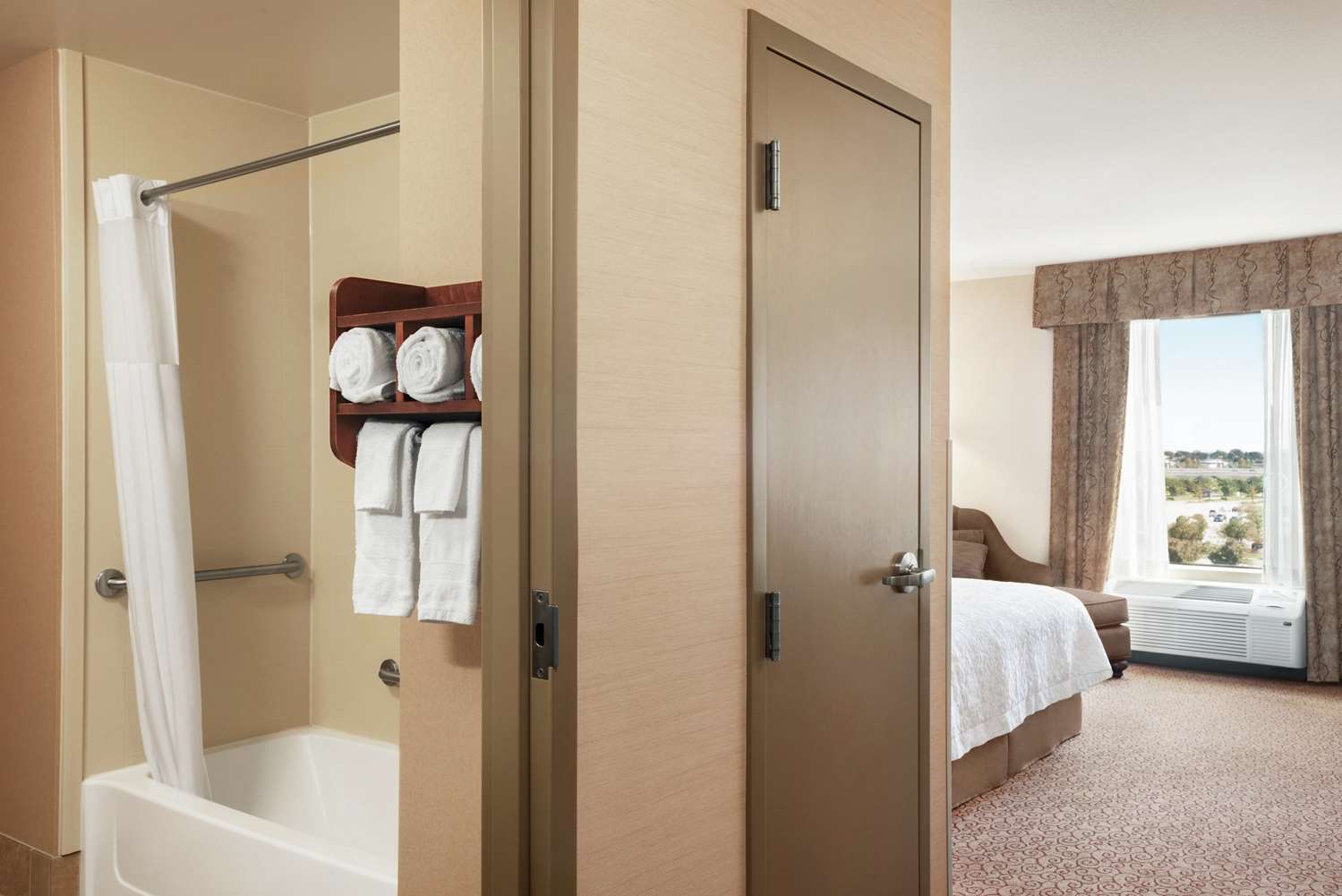 hampton inn and suites west bend