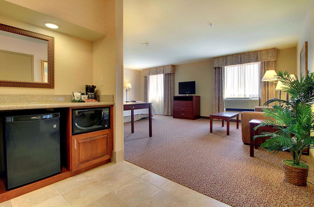 hampton inn and suites west bend