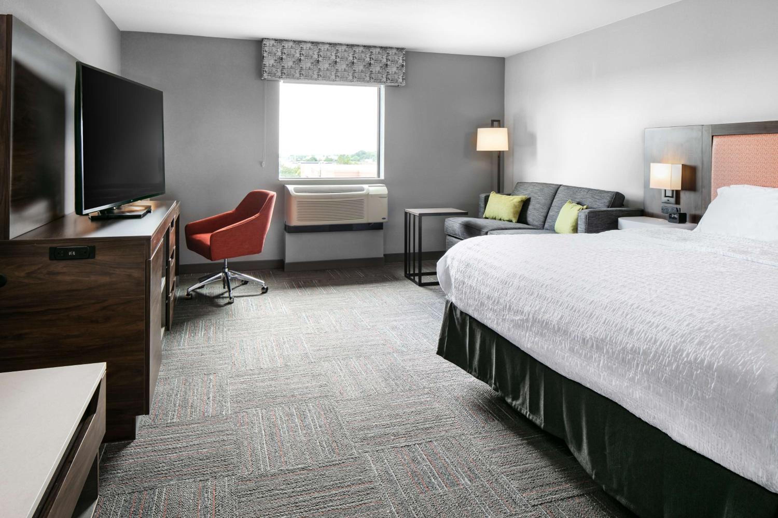 hampton inn and suites west bend