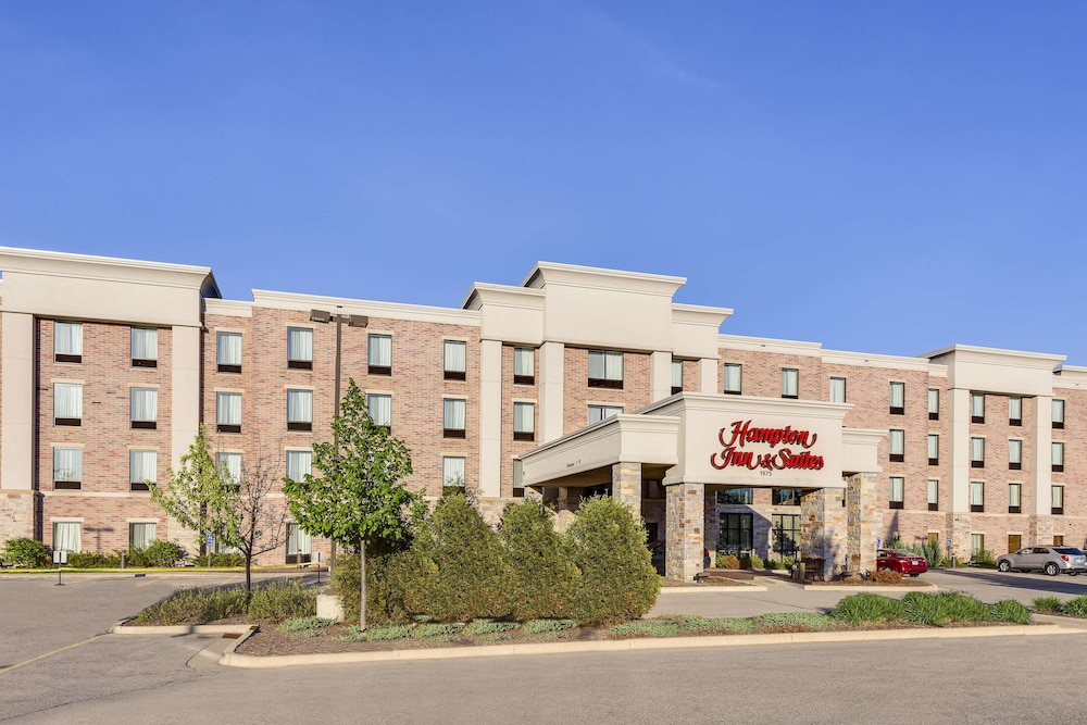 hampton inn and suites west bend