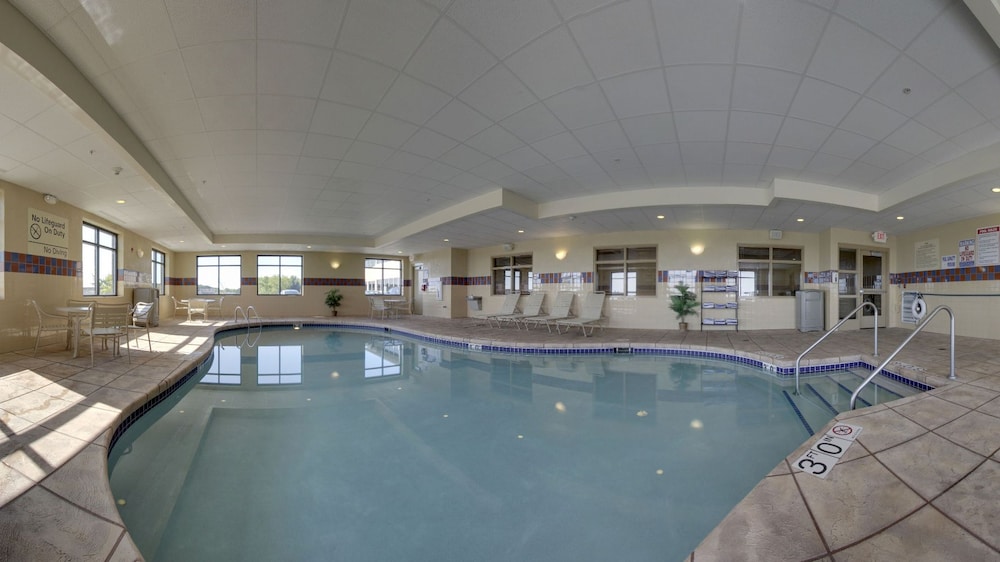 hampton inn and suites west bend