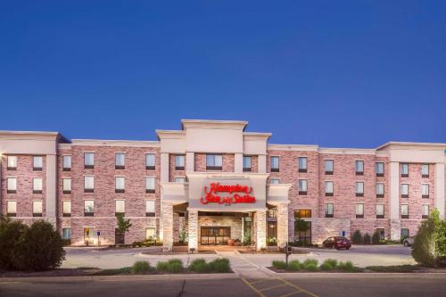 hampton inn and suites west bend