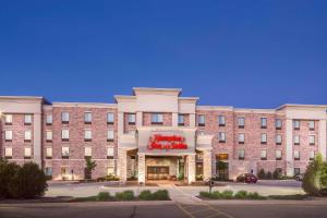 hampton inn and suites west bend