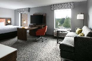 hampton inn and suites west bend