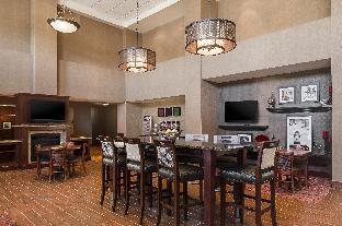 hampton inn and suites west bend