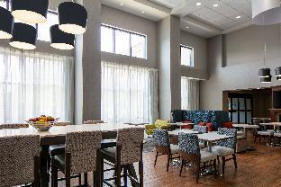 hampton inn and suites west bend