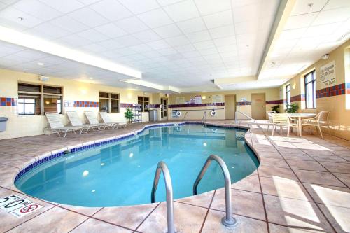 hampton inn and suites west bend