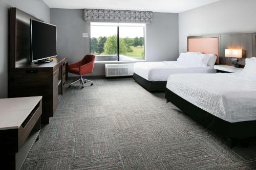 hampton inn and suites west bend