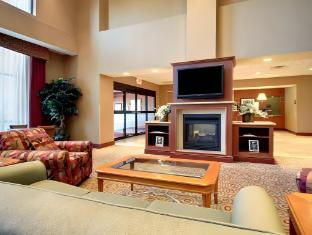 hampton inn and suites west bend