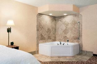 hampton inn and suites west bend