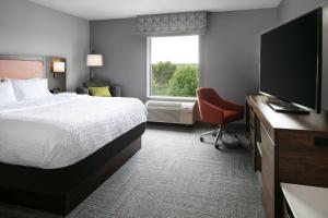hampton inn and suites west bend