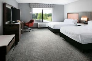 hampton inn and suites west bend