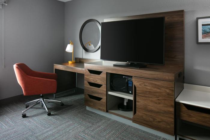 hampton inn and suites west bend