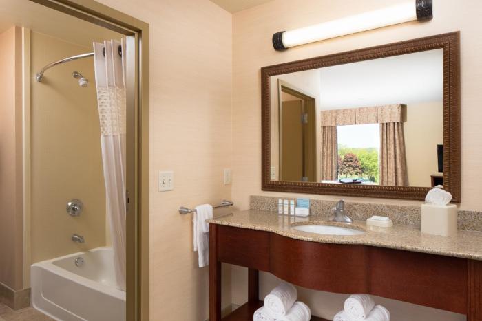 hampton inn and suites west bend