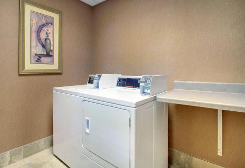 hampton inn and suites west bend