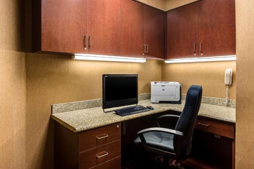 hampton inn and suites west bend