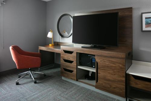hampton inn and suites west bend
