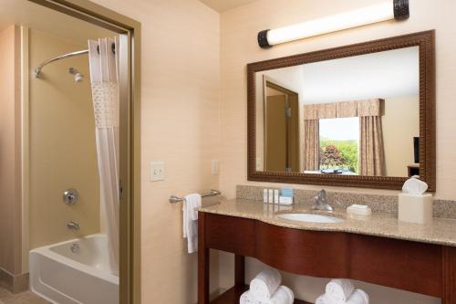 hampton inn and suites west bend