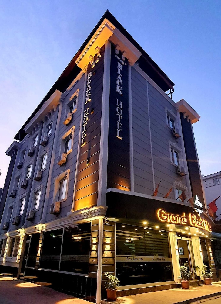 grand black hotel