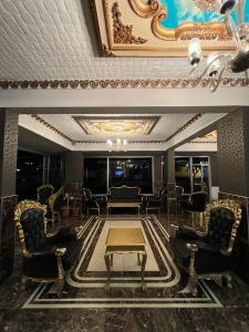 grand black hotel