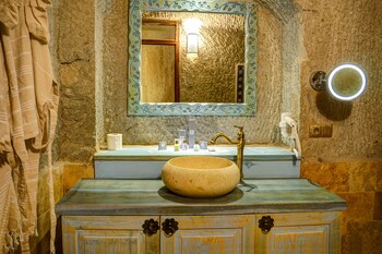 nari ask cave hotel