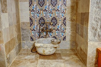 nari ask cave hotel