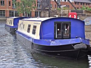 houseboat hotels