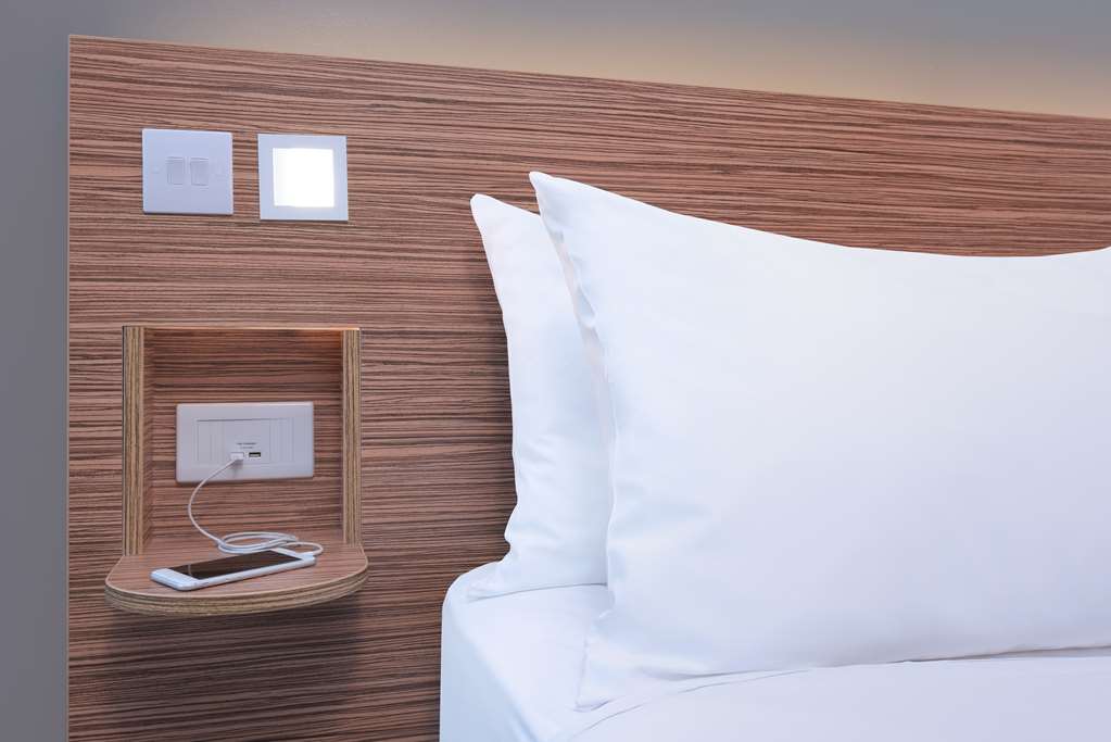 travelodge gatwick airport central