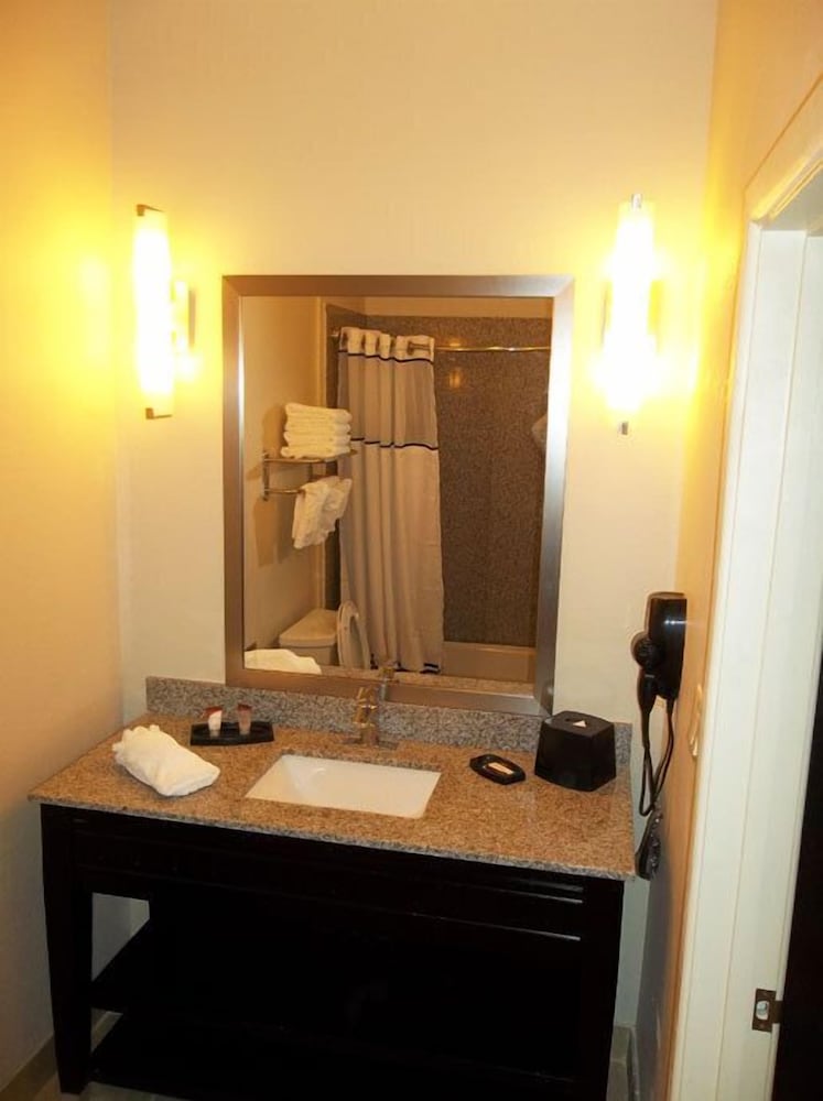 quality inn and suites victoria east