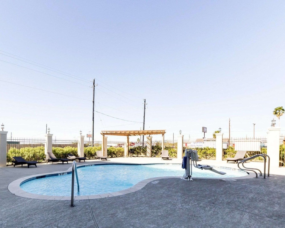 quality inn and suites victoria east