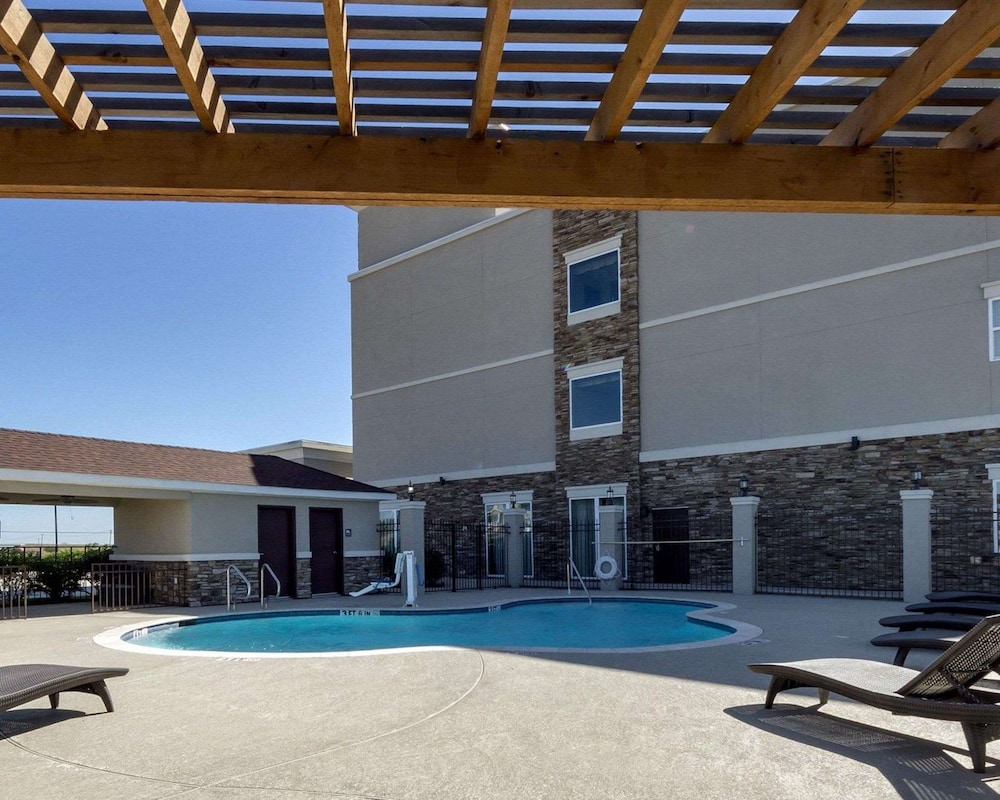 quality inn and suites victoria east