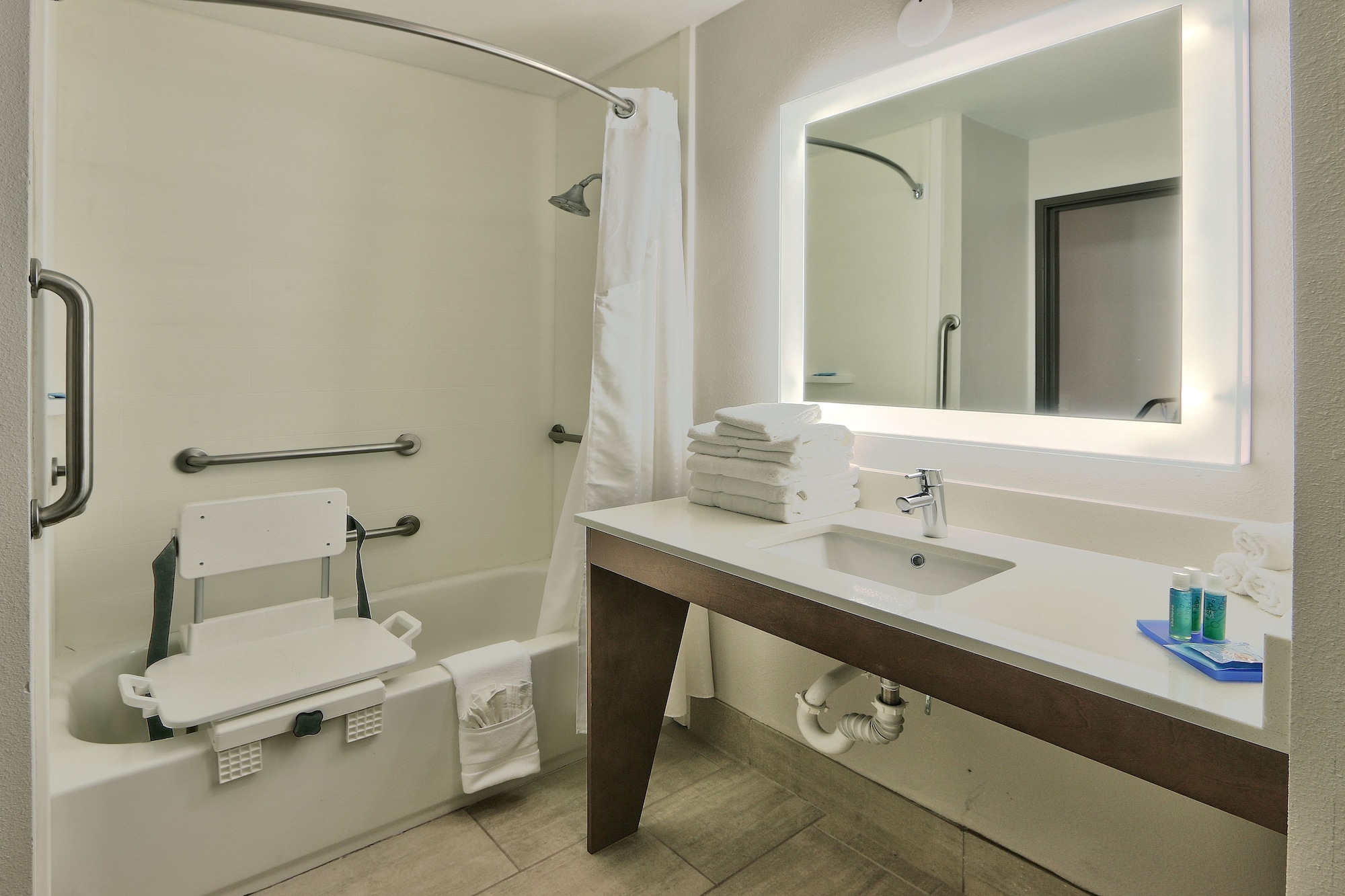 holiday express and suites portales by ihg