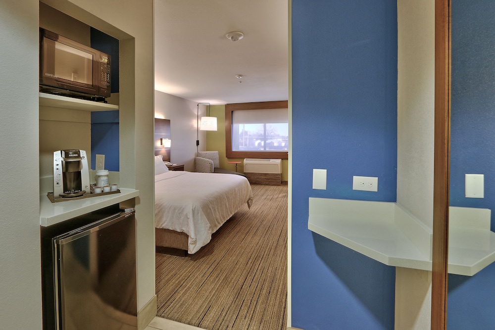 holiday express and suites portales by ihg