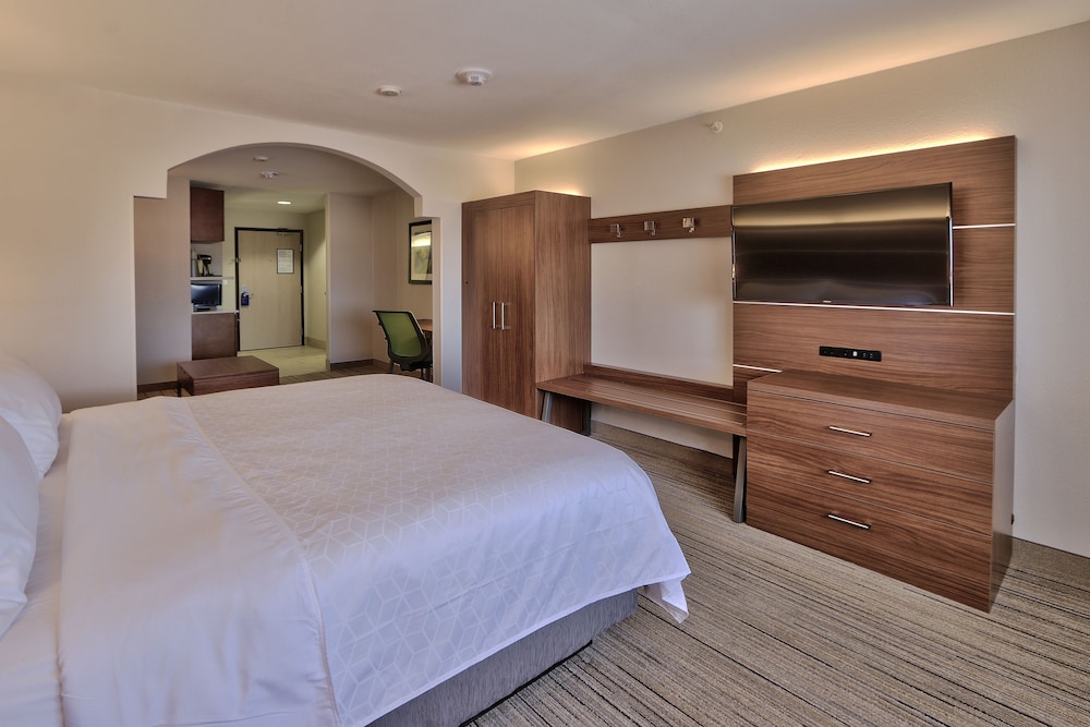 holiday express and suites portales by ihg