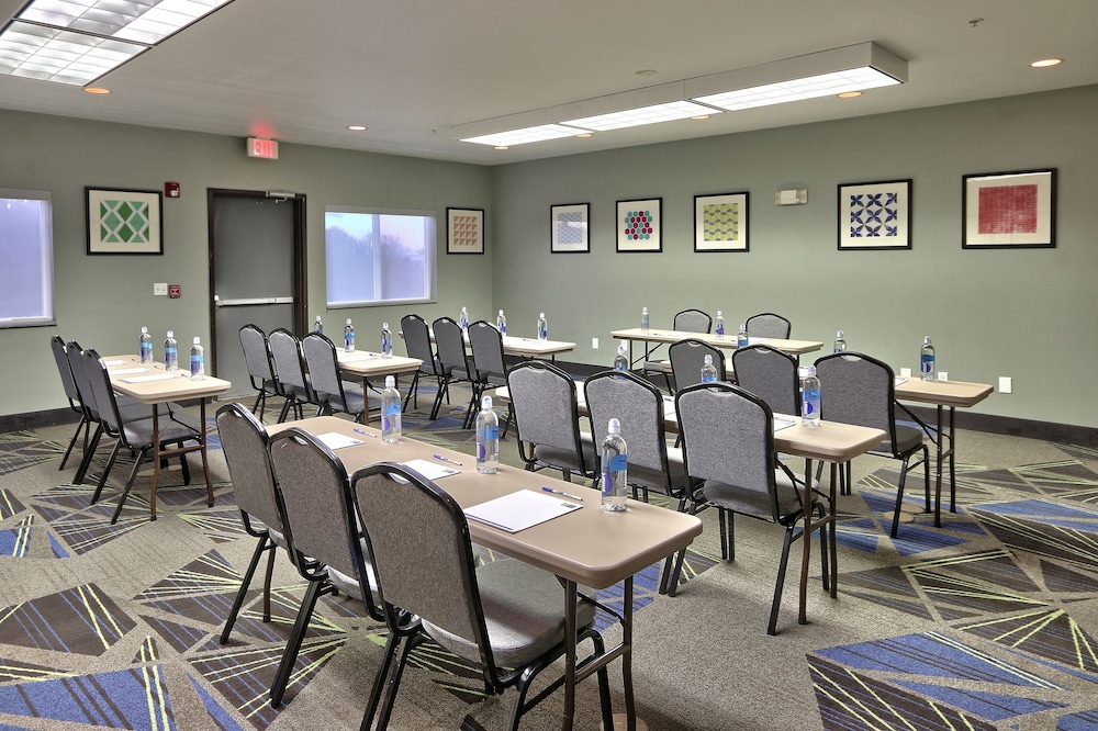 holiday express and suites portales by ihg