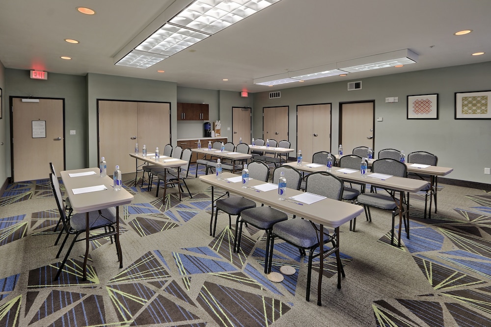 holiday express and suites portales by ihg