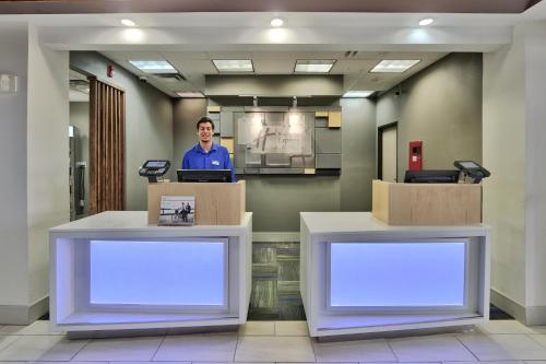 holiday express and suites portales by ihg