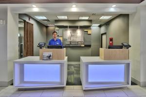 holiday express and suites portales by ihg