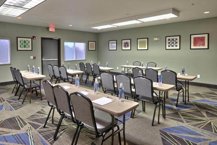 holiday express and suites portales by ihg