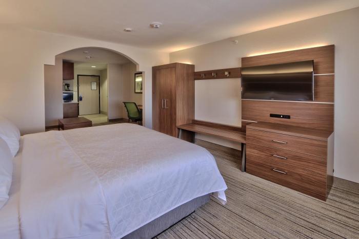holiday express and suites portales by ihg