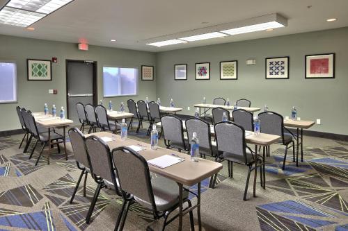 holiday express and suites portales by ihg