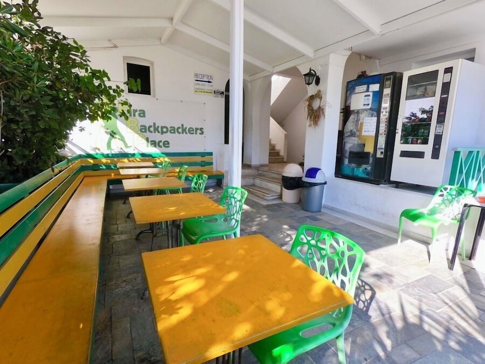 fira backpackers place