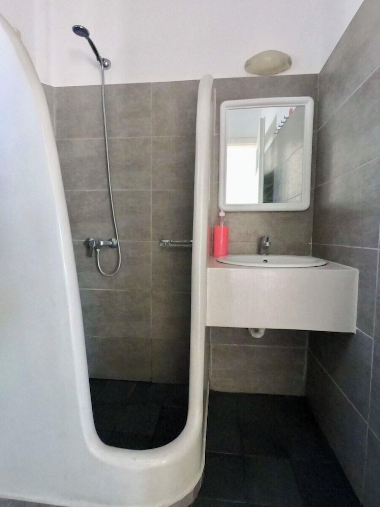 fira backpackers place