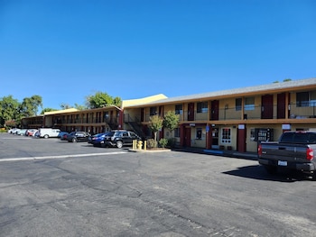 Vince's Motel Inc.,,2.5 star